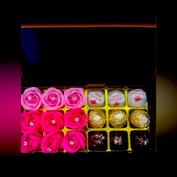Luxurious Rose Soap Flower Gift Box w/Ferrero rocher choc, Diamond pins. - Picture 1 of 4